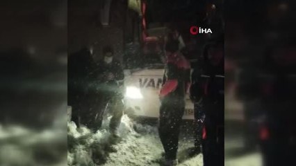 TEM'de, bariyerlere çarpan otobüste mahsur kalan yolcular kurtarıldı