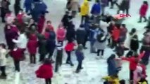 Ankara'da öğrenciler karın keyfini erik dalı oynayarak çıkardı