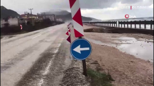 Karadeniz Sahil Yolu’nun yarısını dalgalar götürdü