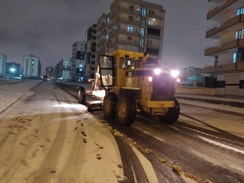 DİYARBAKIR'DA KAR KALINLIĞI 25 SANTİMİ GEÇTİ, 33 KÖY YOLU ULAŞIMA KAPANDI