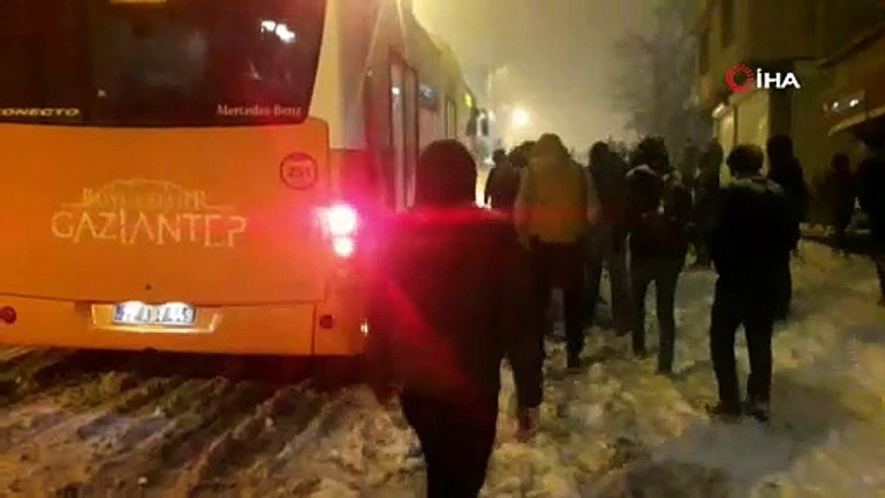 Gaziantep'i kar vurdu: Vatandaşlar yolda kalan araçlarda mahsur kaldı