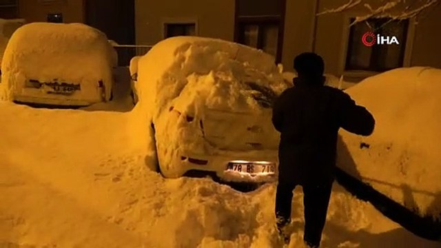 Yoğun kar yağışı sonrası park halindeki araçlar kar altında kayboldu