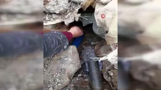 Köyün içme suyu şebeke hattından yılan derisi çıktı