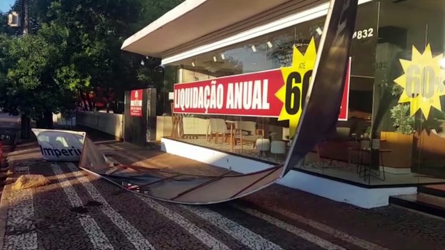 Rastros de destruição em decorrência da tempestade é percebido no início da manhã; Alguns semáforos seguem inoperantes
