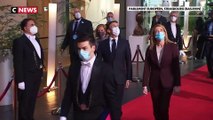 Emmanuel Macron hué lors de son arrivée au Parlement européen