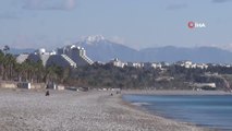 Yurt genelinde kar etkisini gösterirken Antalya'da turistler denizin tadını çıkardı