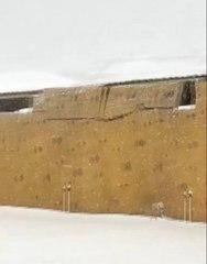 Çatının çökme anı saniye saniye kameralara yansıdı