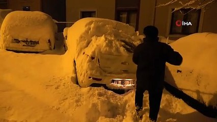 Karabük beyaza büründü! Park halindeki araçlar kayboldu