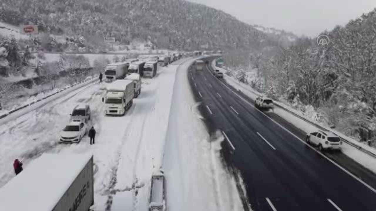 Anadolu Otoyolu Bolu kesiminde ulaşımda aksamalar yaşanıyor