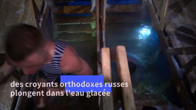 Des Russes orthodoxes plongent dans l'eau glacée pour l'Épiphanie