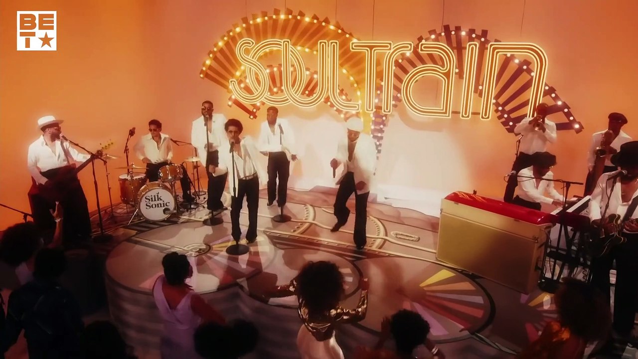 Silk Sonic : Bruno Mars et Anderson Paak chantent "Fly as Me" en live