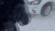 Muş-Bitlis kara yolunda kar nedeniyle araçlarında mahsur kalanlar kurtarıldı