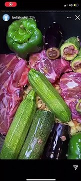 بيلا حديد تعد محشى ورق العنب والكوسة مع أسرتها