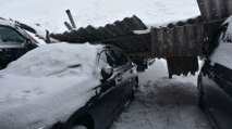 Galericiler Sitesi'nin çatısı kardan çöktü, 15 araç hasar gördü