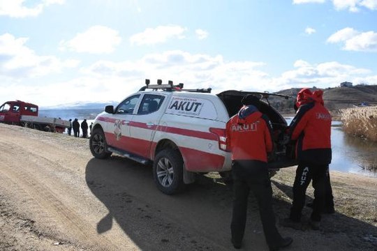 Son dakika haber | ARACI VE MONTU BARAJ GÖLÜ YAKININDA BULUNDU; SUDA ARAMA BAŞLATILDI