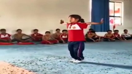 Minik Çinli'nin dans şovu! Sosyal medyada viral oldu