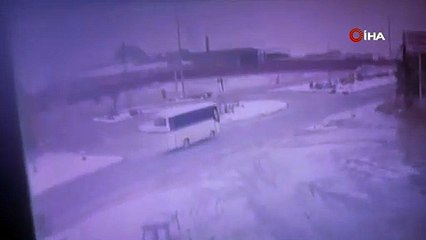 Feci kaza! TIR'ın çarptığı traktör paramparça oldu