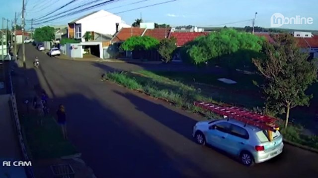 Câmera flagra criança sendo atropelada após escapar da mãe