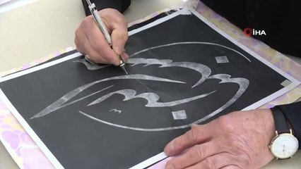 Emekli polis, ebru ve hat sanatını 15 yıldır sabır ve sebat ile sürdürüyor