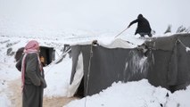 Tiendas destruidas y evacuados por tormenta en campos de desplazados en Siria