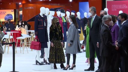 La Reina Letizia recupera el abrigo-gabardina de cuadros vichy más versátil