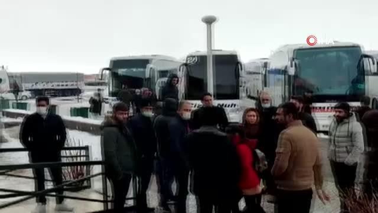 Dinlenme tesisinde mahsur kalan yüzlerce yolcu kurtarılmayı bekliyor