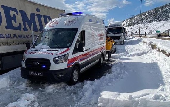 Son dakika haberleri | Ambulans helikopter, TAG Otoyolu'nda mahsur kalan hasta bebek için havalandı