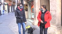 Xabat, el primer perro que guía a una persona ciega y sin manos
