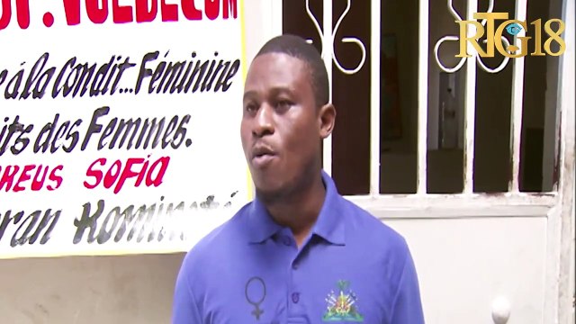 Ministè kondisyon fanm nan tèt kole ak kèk lidè kominotè distribye manje kwit bay moun.