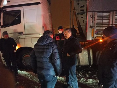 KARDAN KAPANAN TARSUS-ADANA-GAZİANTEP YOLUNDA ARAÇ KUYRUĞU DRONLA GÖRÜNTÜLENDİ