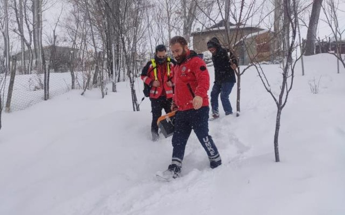 Sağlık ekipleri, kardan yolu kapanan evdeki hamile kadını sedyeyle 1 kilometre taşıdı