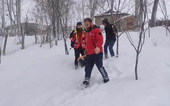 Sağlık ekipleri, kardan yolu kapanan evdeki hamile kadını sedyeyle 1 kilometre taşıdı