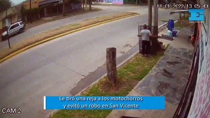 Download Video: Un comerciante le tiró una reja a dos motochorros y evitó un robo en San Vicente