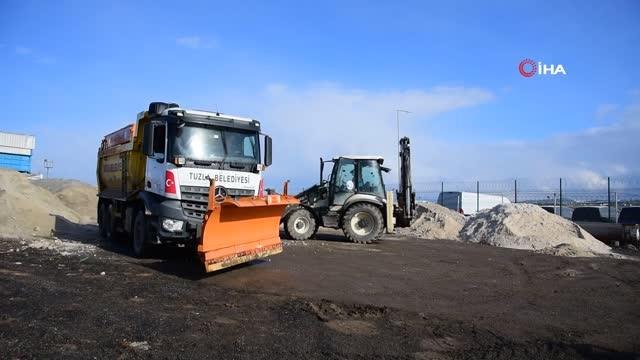 Tuzla Belediyesi ekipleri, karla mücadele çalışmalarını aralıksız sürdürüyor