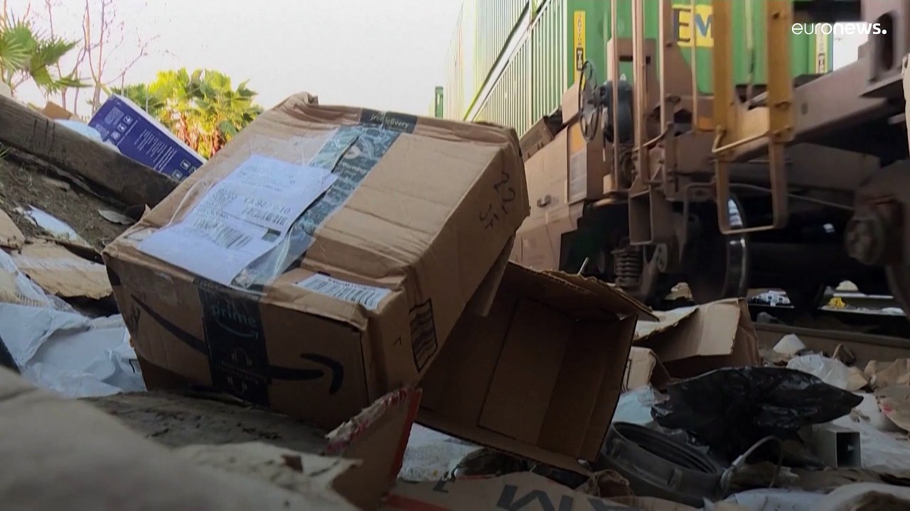 Çevrimiçi alışveriş paketleri Los Angeles'ta hareket halindeki yük trenlerinden yağmalanıyor