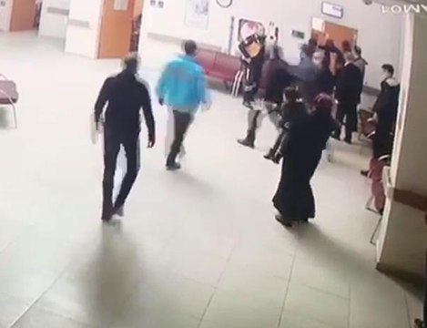 ANNESİNE İLAÇ YAZMAYAN DOKTORA SALDIRDI