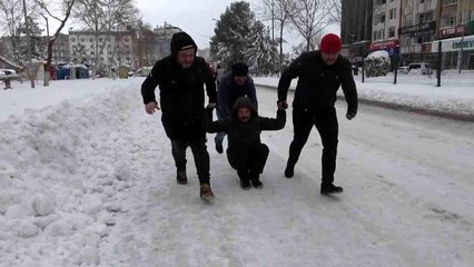 Ağaçlar devrildi, araçlar yolda mahsur kaldı