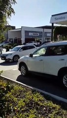 Il vole une voiture sur un parking et crie à l'aide quand il se fait attraper !