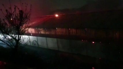 음성 양계장에 불...건물 2개동·병아리 18,000마리 소실 / YTN