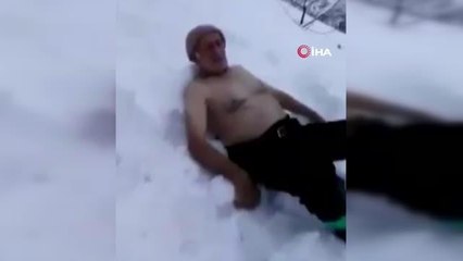 89 yaşındaki Rizeli Malik dede karın tadını kar banyosu yaparak çıkardı