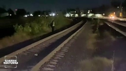 El conductor de un automóvil terminó atascado a un costado de las vías del tren en Zapopan