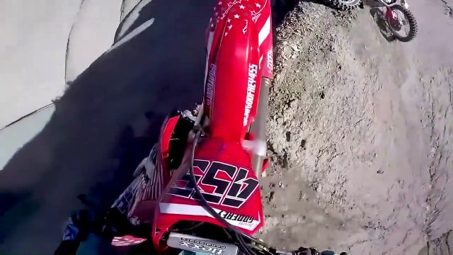 Ce motard frôle le pire sur une crête de montagne... Chanceux