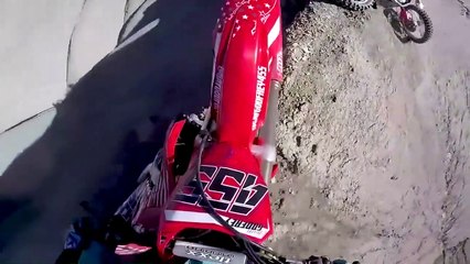 Ce motard frôle le pire sur une crête de montagne... Chanceux