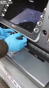 Arnaque parfaite : faux distributeur de billets