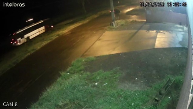 Vídeo monstra carro capotando várias vezes na PR-180, prolongamento da Avenida Piquiri
