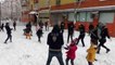 Diyarbakır'da polis ve çocuklar kar topu oynadı, kimi vatandaş ise halay çekti