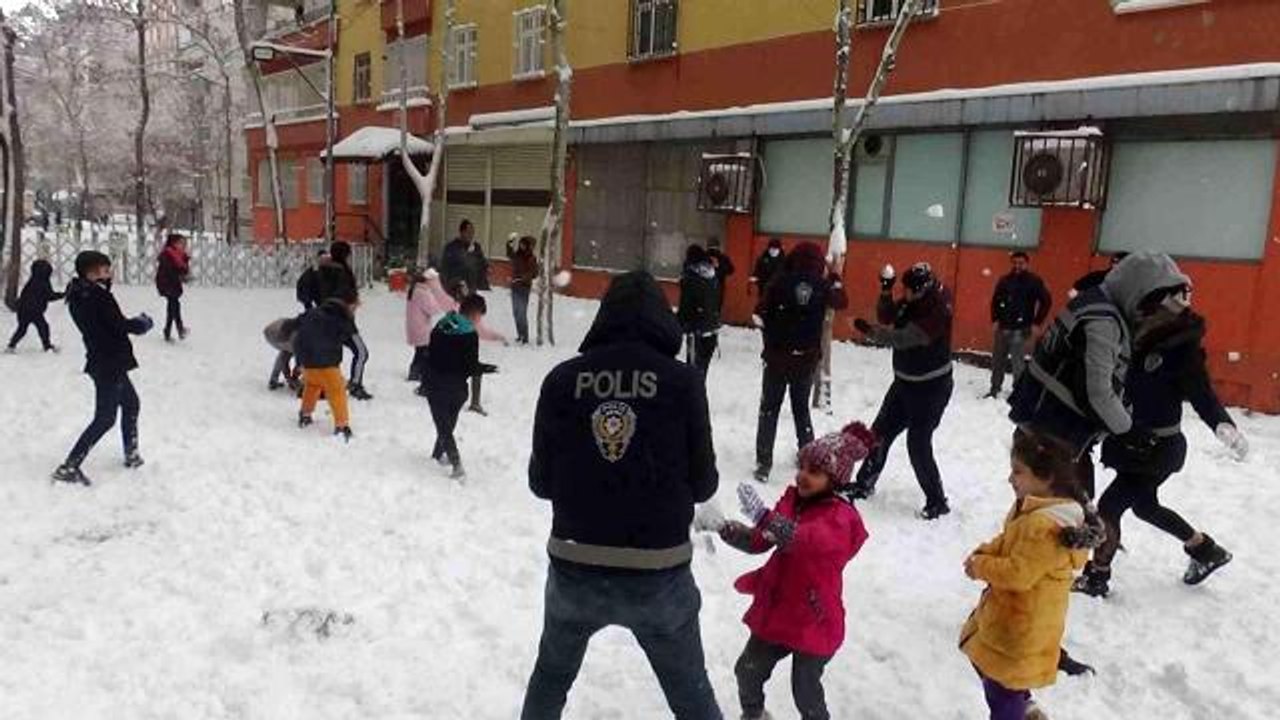 Diyarbakır'da polis ve çocuklar kar topu oynadı, kimi vatandaş ise halay çekti