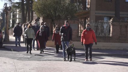 Alberto, el primer ciego sin manos guiado por su perro