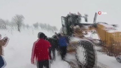 Video herunterladen: Mahsur kalan yaşlı hastanın yardımına sağlık ekipleri yetişti