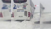 Viranşehir'de 40 kişinin bulunduğu yolcu otobüsü kara saplandı